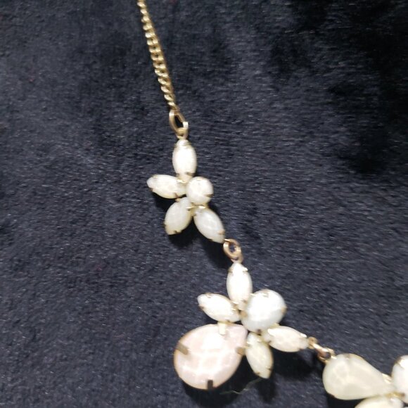 Claire's Womens White Floral Beaded Fashion Statement  Necklace - Picture 5 of 8